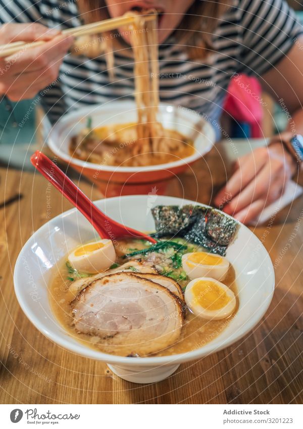 Weibchen isst japanisches Gericht Frau Ramen Suppe Japaner Speise Schalen & Schüsseln asiatisch Lebensmittel Tradition Mittagessen Abendessen Mensch Erwachsene