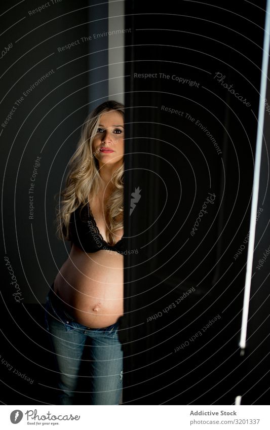 Schwangere Dame bei offener Tür Frau schwanger genießen heimwärts BH bauchfrei Licht erwartend Bauch Unterleib Mutterschaft Vorfreude Unterwäsche gemütlich