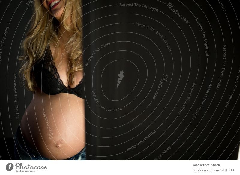 Schwangere Frau in der Nähe der offenen Tür ernten schwanger genießen heimwärts BH bauchfrei Licht erwartend Bauch Unterleib Mutterschaft Vorfreude Unterwäsche