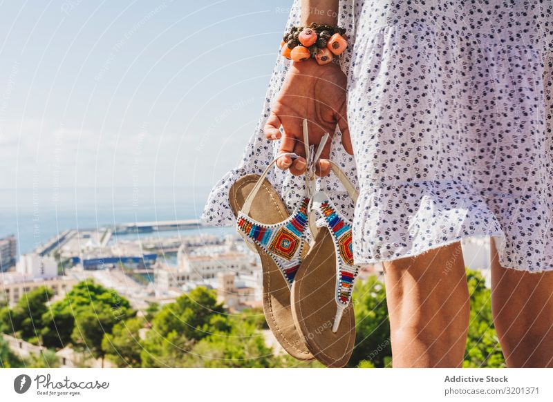 Frau mit Sandalen in der Hand stehend und mit Blick auf eine atemberaubende Landschaft Ferien & Urlaub & Reisen Jugendliche schön Ausflug Architektur