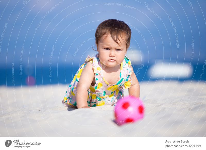 Kleines Mädchen spielt mit dem Ball am Strand Baby Sand Sommer Kind Kindheit Kleinkind Mensch niedlich ernst schön konzentriert lustig Wut Aktion krabbeln