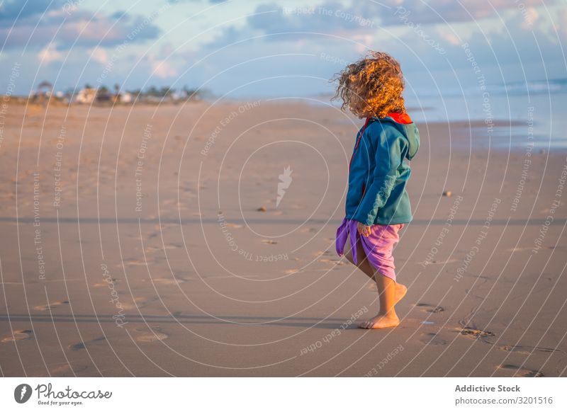 Kleines Mädchen, das am Meeresufer läuft Kind Strand Sommer klein Mensch krause Haare Barfuß schön Aktion laufen Ferien & Urlaub & Reisen Freizeit & Hobby