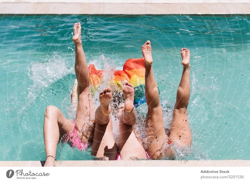 Anonyme Lesben spritzen im Schwimmbad Geplätscher lgbt Fahne fallend Freude Barfuß Jugendliche Frau Resort Ferien & Urlaub & Reisen Lifestyle Freizeit & Hobby
