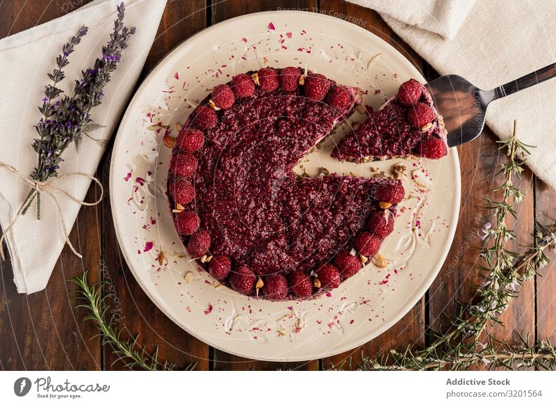 Fruchtbeerkuchen und Lavendelzweig auf dem Tisch Kuchen Vegane Ernährung Himbeeren Lebensmittel Dessert süß frisch rot lecker Beeren gebastelt Backwaren