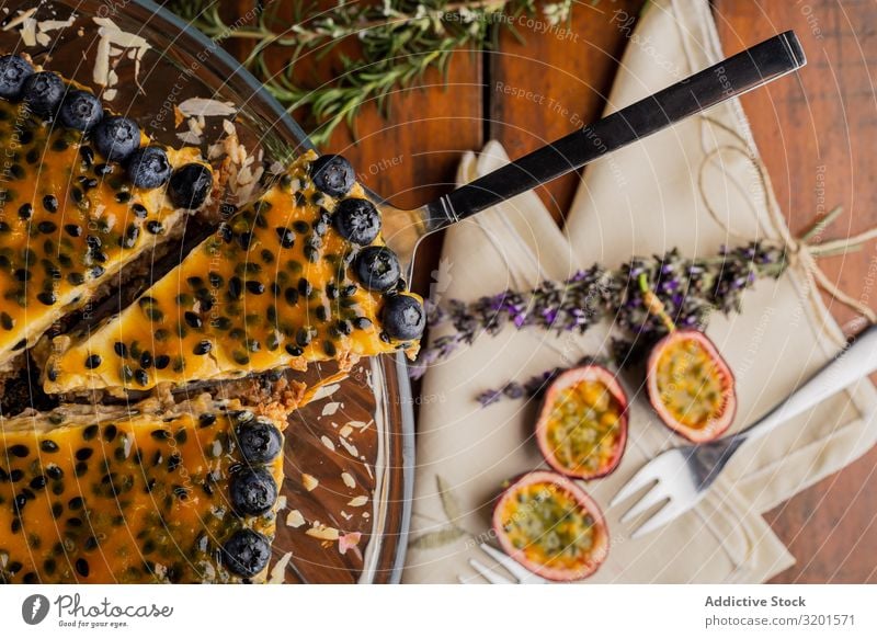 Schmackhaftes Stück Passionsfruchtkuchen mit Heidelbeere dekoriert Pasteten Orange Blaubeeren aufgeschnitten festlich natürlich Vegane Ernährung Lebensmittel