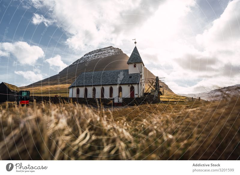 Kleine Kirche im Trockental in der Nähe eines hohen Hügels auf den Färöern Tal Norden Landschaft Natur Ferien & Urlaub & Reisen Ausflug Tourist regenarm schön