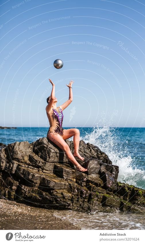 Turnerin, die auf Felsen sitzt und übt Frau rhythmisch Athlet Ball üben Turnen Sport Jugendliche Mensch sportlich Gesundheit künstlerisch schön elegant