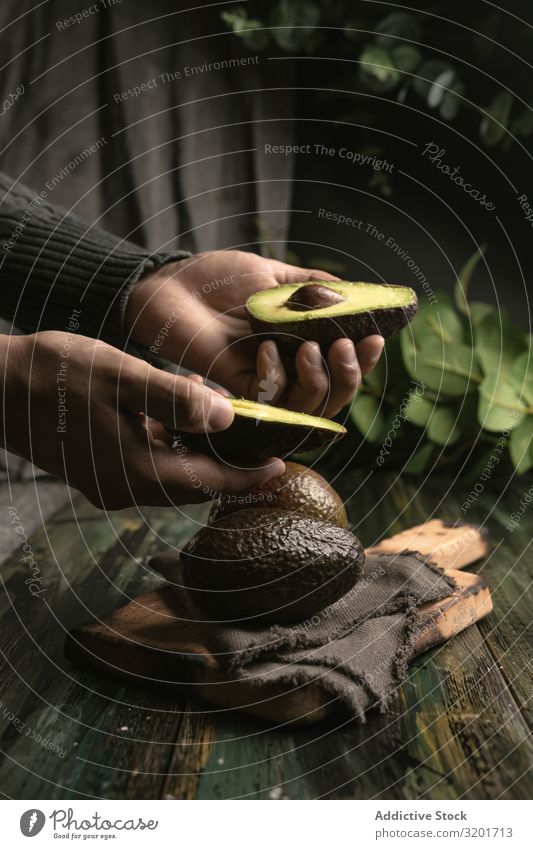 Person, die Avocados an den Händen hält geschnitten Diät exotisch Lebensmittel frisch Frucht grün Hälfte Gesundheit natürlich Natur Ernährung organisch roh reif