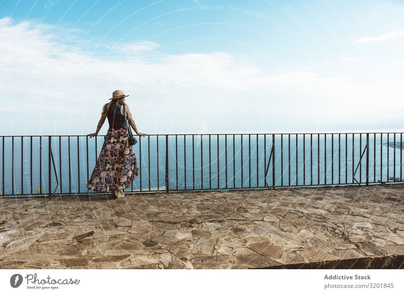 Stilvolle Frau auf der Terrasse am Meeresufer Meereslandschaft Sommer modern Zaun Küste Ferien & Urlaub & Reisen Zufriedenheit Freizeit & Hobby schön Idylle