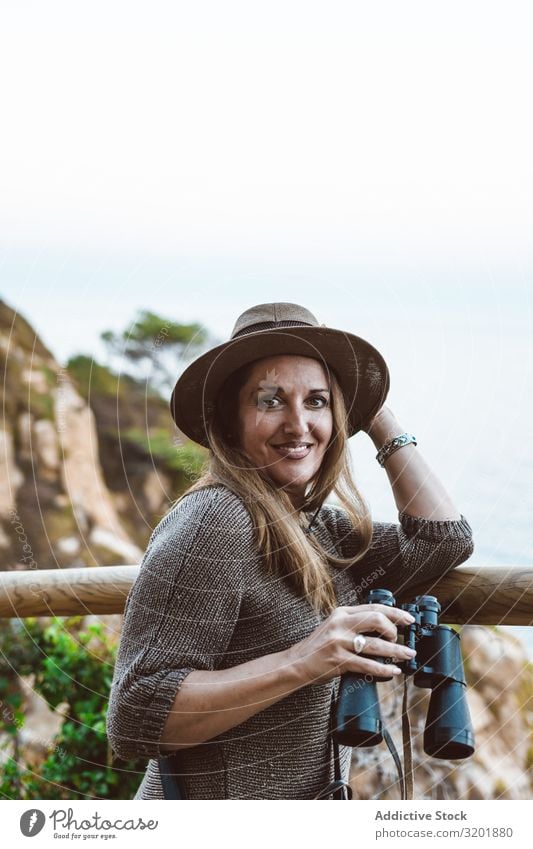 Frau mit Fernglas auf dem Küstenweg Meereslandschaft erkunden Aussicht Ferien & Urlaub & Reisen Natur Tourismus Erwachsene Ferne beobachten marin Aussichtspunkt