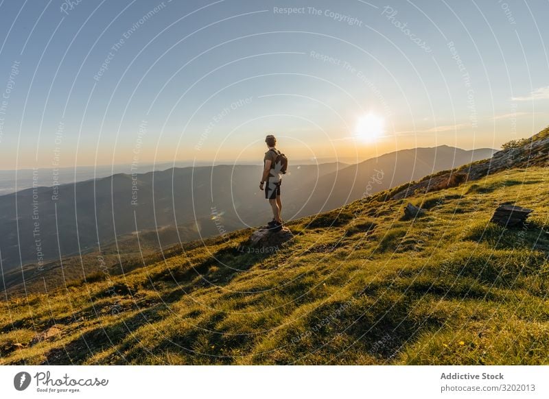 Der Mensch auf dem Berg Mann Berge u. Gebirge Wanderer stehen Top Ferien & Urlaub & Reisen Rucksack Erwachsene Gesundheit Lifestyle Blick Abenteuer Kaukasier