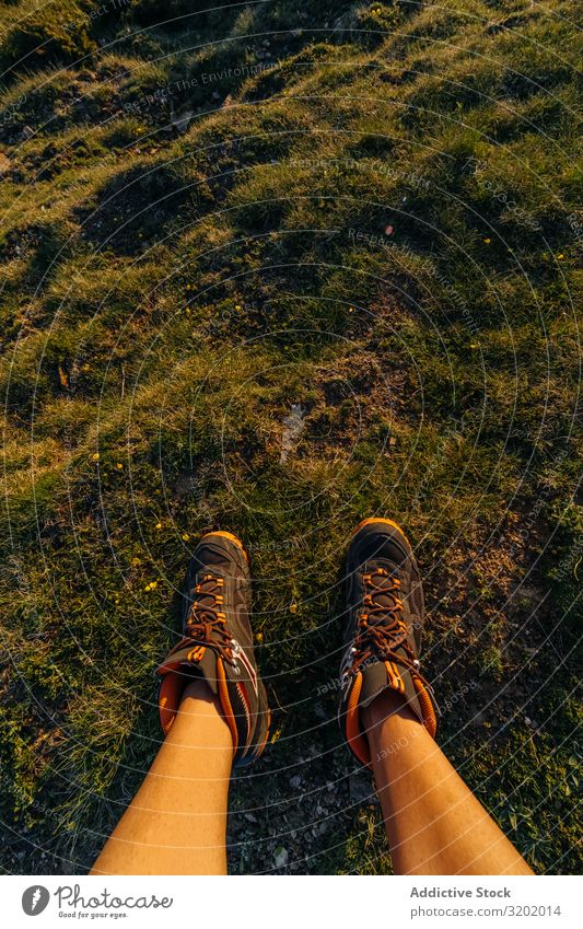 Der Mensch auf dem Berg Trekking Berge u. Gebirge Mann Wanderer Natur laufen Ferien & Urlaub & Reisen wandern Sport Wege & Pfade Lifestyle Beine Rundfahrt Gras