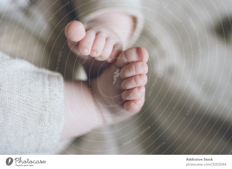 Charmante süße Babyfüße und Finger von Neugeborenen klein Fuß niedlich Freude schön heiter hübsch Spielen reizvoll Säuglingsalter unschuldig Fröhlichkeit