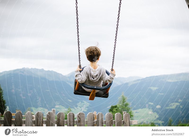 Kind reitet Schaukeln bei bewölktem Tag fliegen Reiten Freizeit & Hobby heiter Lifestyle Natur Genuss reizvoll Vergnügen schön Himmel Spinning Freiheit