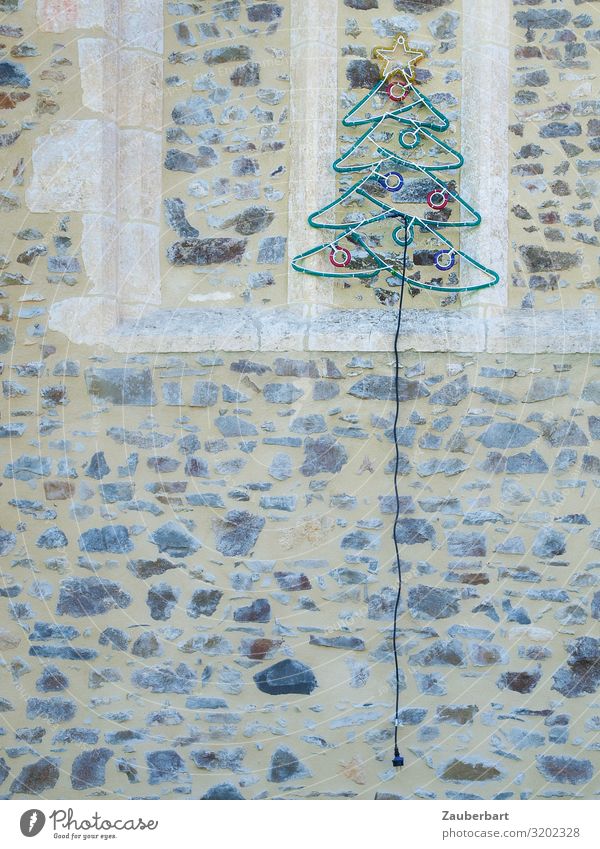 Tannenbaum als leuchtende Skulptur an Mauer kurios Weihnachten & Advent Weihnachtsbeleuchtung Weihnachtsbaum Weihnachtsdekoration Wand Fassade