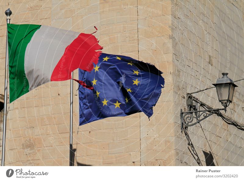 EU- und Italien-Flagge im Wind bari Italienisch Europafahne Zeichen Fahne Nationalflagge blau grün rot Einigkeit loyal Zusammensein Solidarität Verantwortung