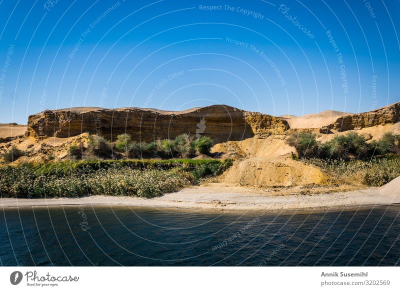 Landschaft entlang des Nil zwischen Luxor und Assuan Ferien & Urlaub & Reisen Tourismus Sightseeing Kreuzfahrt Safari Umwelt Natur Erde Sand Wasser