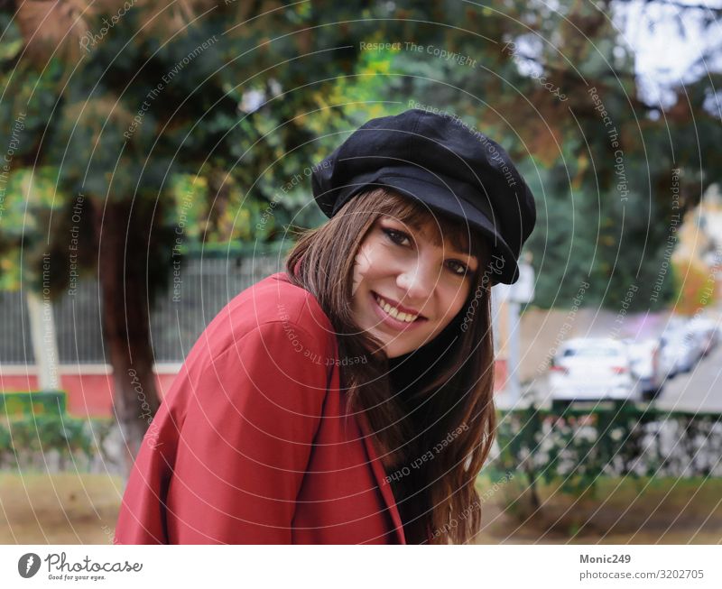 Schöne junge Frau mit roter Jacke und schwarzer Mütze. Lifestyle schön Haare & Frisuren Restaurant Erwachsene Jugendliche Park Mode Anzug brünett Coolness