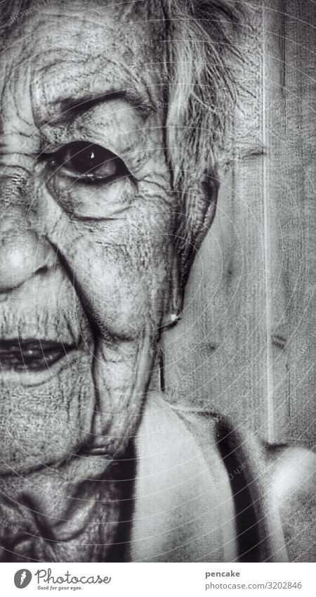 hautsache | faltenwurf Mensch feminin Weiblicher Senior Frau Großmutter Haut Gesicht 1 60 und älter authentisch außergewöhnlich dunkel bizarr geheimnisvoll