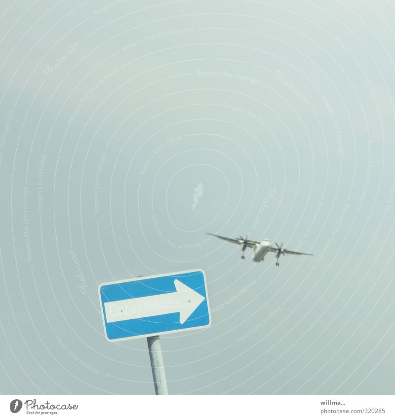 Einreiseverbot - Flugzeug in der Einbahnstraße Luftverkehr Verkehrszeichen fliegen lustig Wegweiser wegweisend Reiseverbot Flugverkehr Textfreiraum