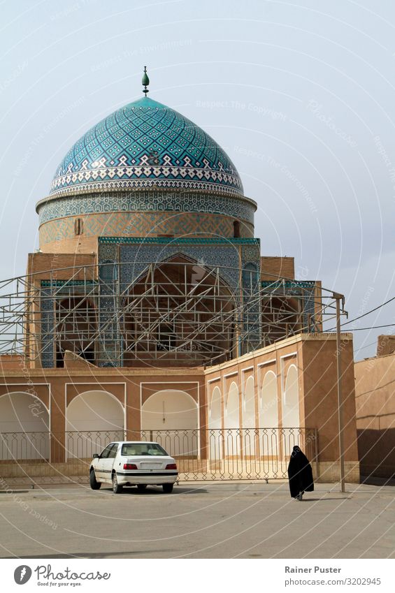 Straßenszene in Teheran, Iran Frau Erwachsene 1 Mensch Stadt Stadtzentrum Moschee Burka exotisch blau braun türkis Verschwiegenheit Gelassenheit ruhig Fernweh