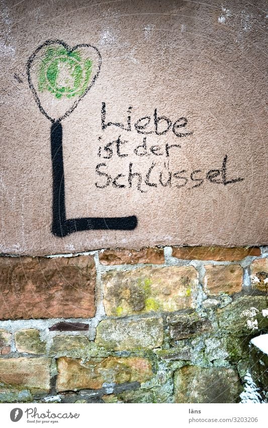 Liebe ist der Schlüssel Marburg Mauer Wand Schriftzeichen Graffiti Weisheit Gefühle herzförmig Farbfoto Außenaufnahme Strukturen & Formen Textfreiraum oben