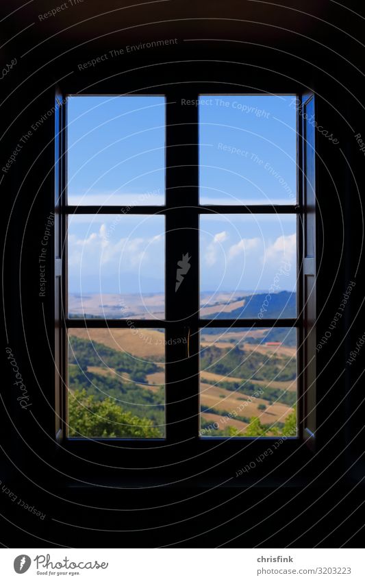 Blick durch Fenster auf Berge in Toskana Lifestyle elegant Häusliches Leben Haus Raum Umwelt Landschaft Holz Glas genießen Zusammensein gruselig Gefühle Erfolg