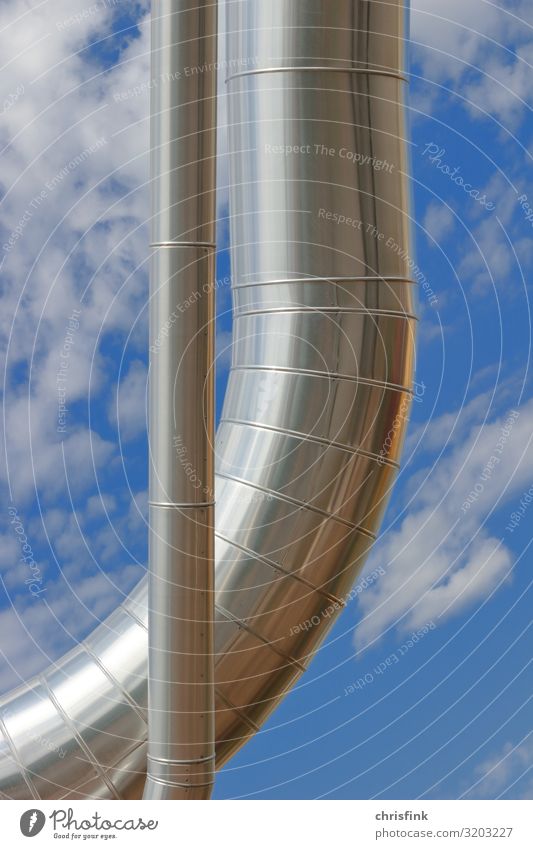 Silberne Leitungsrohre vor blauem Himmel Technik & Technologie Energiewirtschaft Sonnenenergie Wasserkraftwerk Kernkraftwerk Wolken silber Kontrolle Röhren