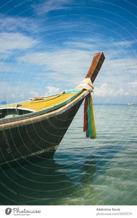 Schwimmendes Boot in friedlichem, klarem Wasser Wasserfahrzeug tropisch Im Wasser treiben Küste Thailand Tradition Meer Ferien & Urlaub & Reisen Verkehr Lagune