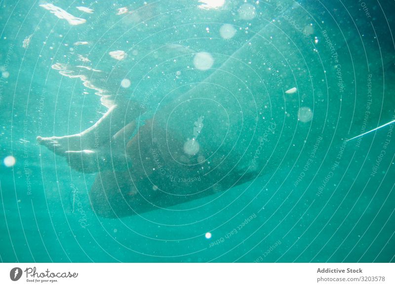 Unterwasser mit Person auf dem Boot Unterwasseraufnahme Wasserfahrzeug Im Wasser treiben türkis Sonnenlicht Ferien & Urlaub & Reisen frisch Thailand Kälte blau