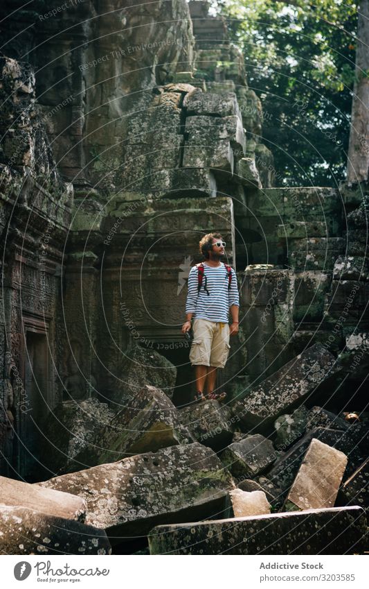 Reisender auf den Felsen eines antiken Tempels Mann Ruine erkunden Thailand historisch Architektur Denkmal Ferien & Urlaub & Reisen Inspiration Landschaft