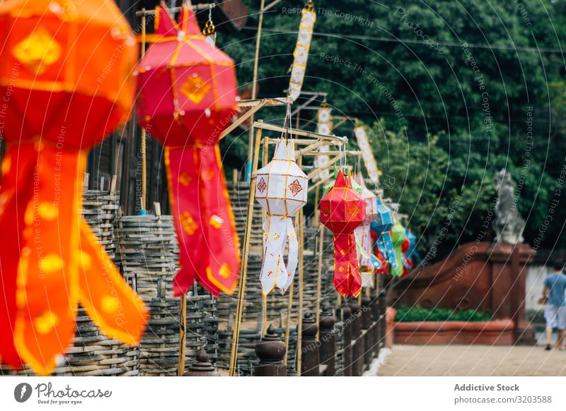 Mehrfarbige traditionelle Laternen im Garten Hof Tradition Tempel national mehrfarbig Kunst Thailand schön Tourismus Jahreszeiten erhängen Außenseite Licht