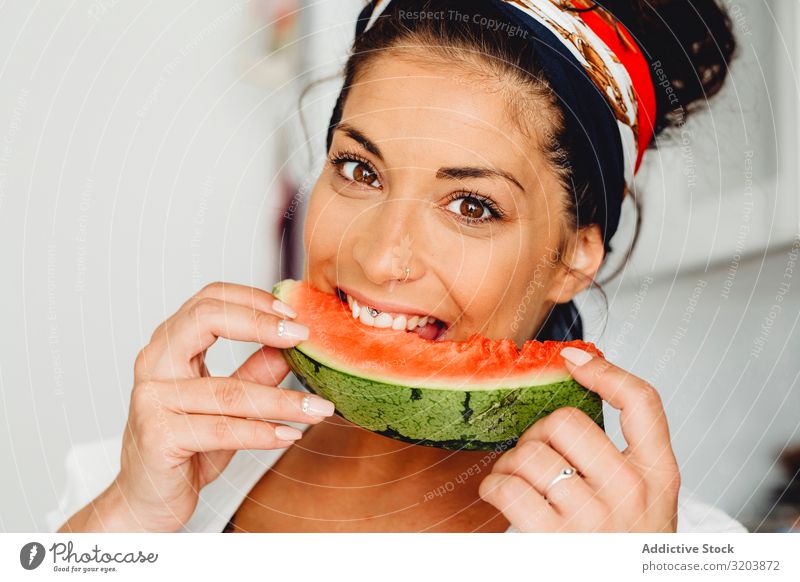 Schwangere Frau isst köstliche Wassermelone schwanger bauchfrei Frucht Vitamin lecker erwartend Baby Jugendliche Mensch Glück Aufregung heiter schön attraktiv