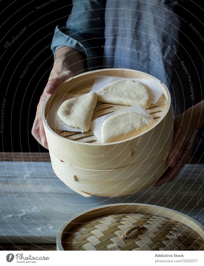 Brötchen im Bambus-Dampfgarer zubereiten Dampfschiff Essen zubereiten Tradition Lotos Brot gua bao Lebensmittel Snack Speise Korb lecker Teigwaren Orientalisch