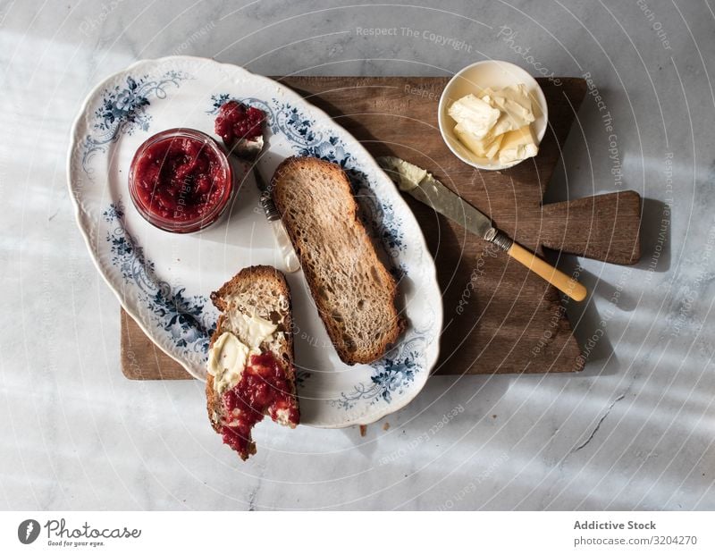 Servierte Frühstücksmahlzeit mit Sandwich und Marmelade Croissant Erdbeeren Butter frisch lecker Lebensmittel Toastbrot Dessert Ernährung Mahlzeit Frucht