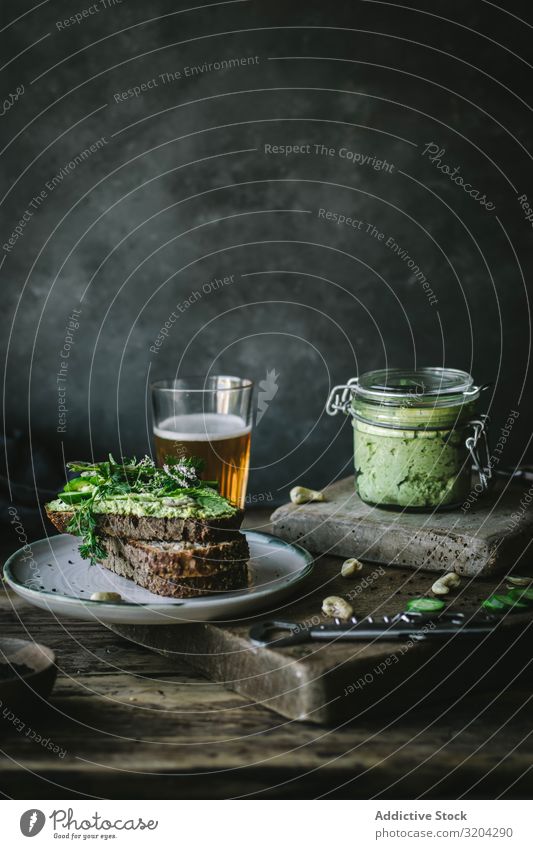 Toast mit Cashew-Pastete Toastbrot Cashewnuss dienen Vegane Ernährung pate grün Aufstrich Minze Vegetarische Ernährung Gurke Glas Holzplatte Spargel Mahlzeit