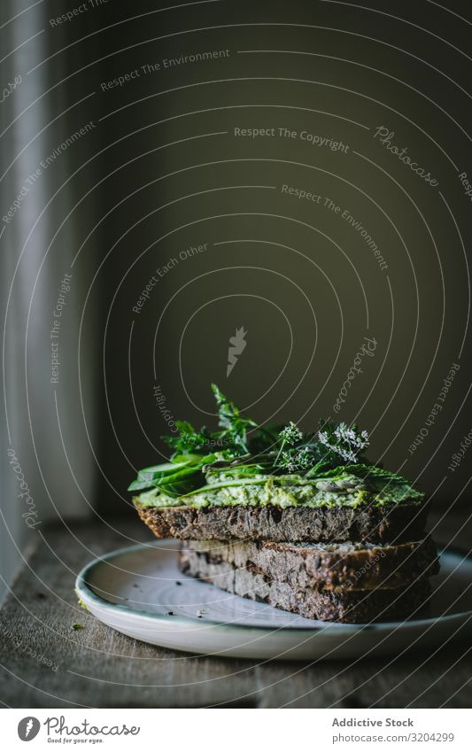 Toast mit Cashew-Pastete Toastbrot Cashewnuss dienen Vegane Ernährung pate grün Aufstrich Minze Vegetarische Ernährung Gurke Glas Holzplatte Spargel Mahlzeit