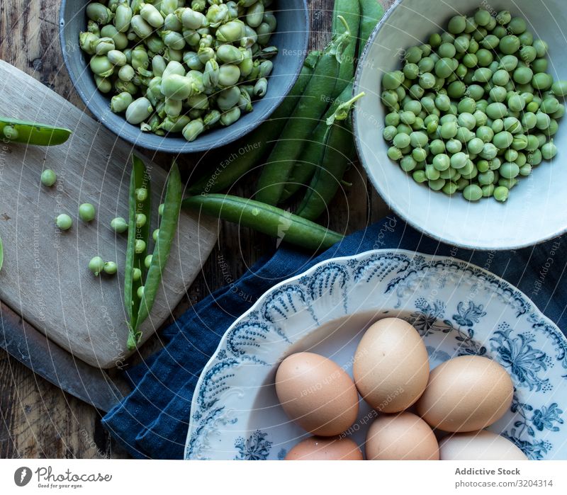 Kochen von grünen Erbsen mit Eiern kochen & garen Lebensmittel Gemüse Bohnen organisch Abendessen süß frisch Mahlzeit Samen Zutaten Vitamin roh Gesundheit