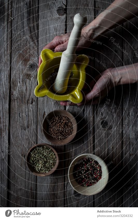 Gewürze für die Zubereitung von Getreide Koch Mörser Kräuter & Gewürze Boden Zutaten Stössel Essen zubereiten regenarm Samen Pfeffer aromatisch Sortiment
