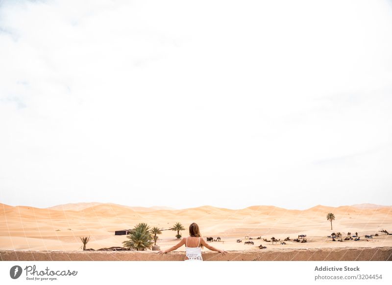 Anonyme Frau auf Terrasse gegen Wüstenlandschaft Marokko Ferien & Urlaub & Reisen genießen anlehnen Balkon Landschaft Natur weiß Sommer frisch Beautyfotografie