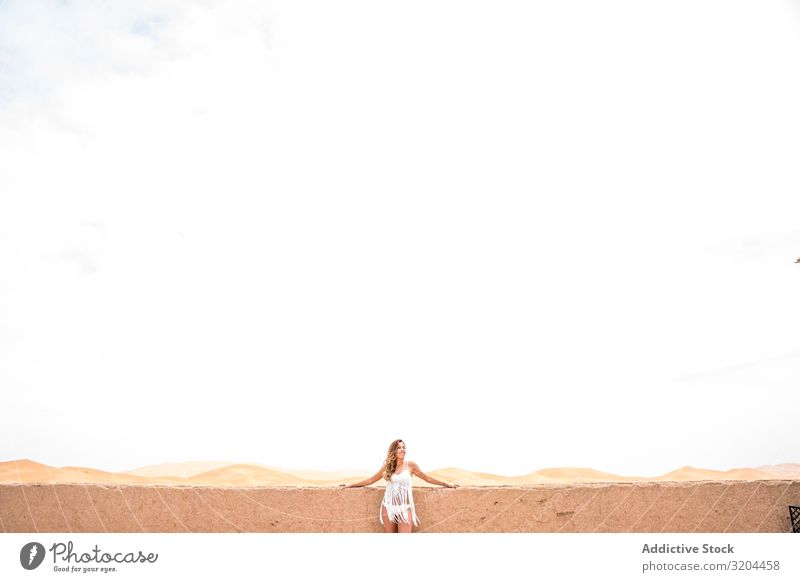 Frau auf Terrasse gegen Wüstenlandschaft Marokko Ferien & Urlaub & Reisen genießen anlehnen Balkon Landschaft Natur weiß Sommer frisch Beautyfotografie träumen