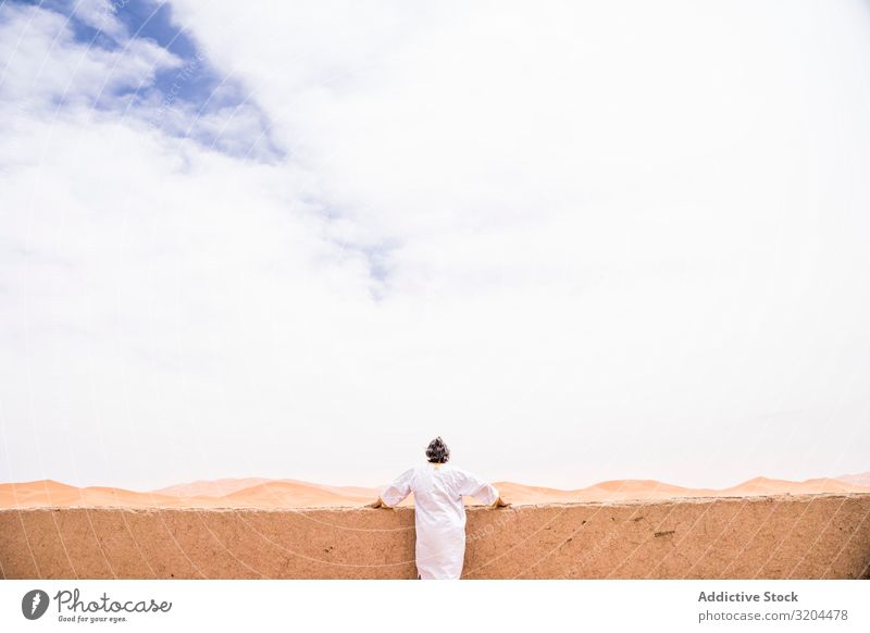 Anonymer Mann auf Terrasse gegen Wüstenlandschaft Rückansicht anonym Marokko Ferien & Urlaub & Reisen anlehnen Balkon Landschaft Natur weiß Sommer frisch