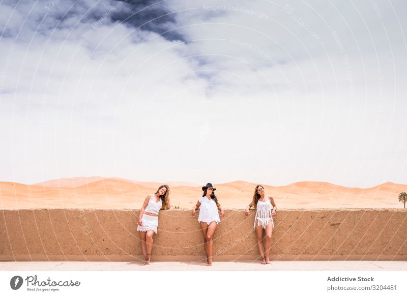 Frauen in Weiß auf Wüstenlandschaft weiß Stil Ferien & Urlaub & Reisen Strandbekleidung Marokko Sand Abenteuer schön Unendlichkeit Natur Terrasse Sommer