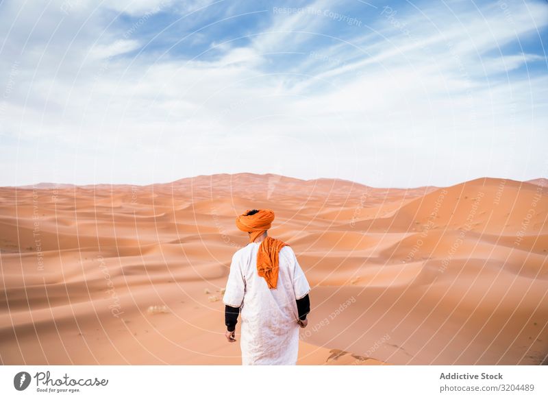 Mann im Turban bei einem Spaziergang zwischen Sanddünen Düne Wüste Marokko laufen Natur Ferien & Urlaub & Reisen regenarm Landschaft heiß Tourismus Abenteuer