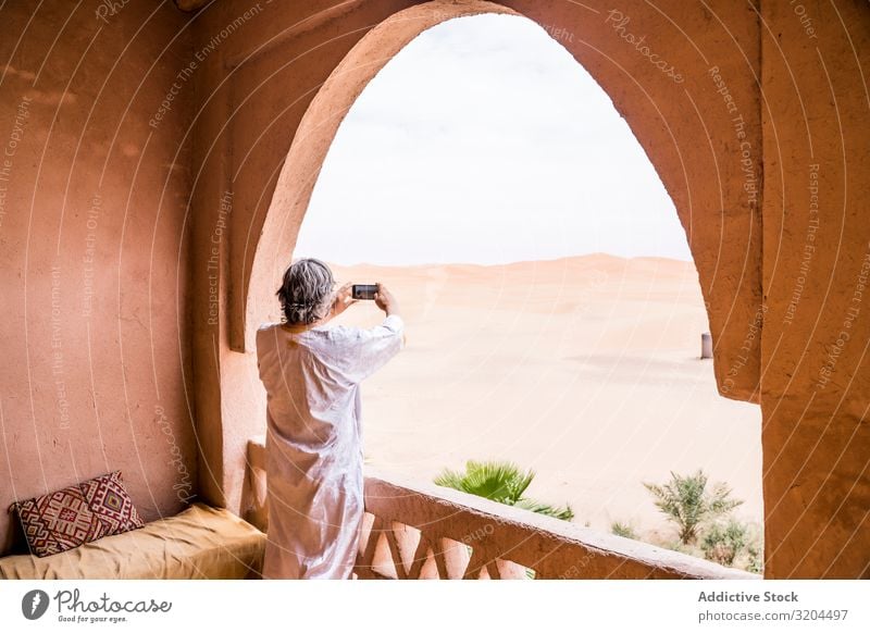 Mann fotografiert Wüste vom Balkon aus fotografierend Marokko Ferien & Urlaub & Reisen Aussicht PDA Landschaft heizen exotisch Orientalisch Tourismus Natur