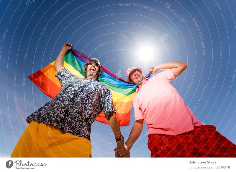 Aufgeregtes pralles schwules Paar in der Wüste Homosexualität lgbt Fahne Aufregung reif Mann Liebe Freundinnen Ehemänner mittleren Alters Toleranz