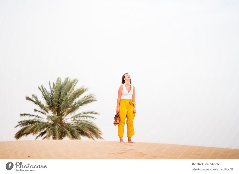 Glückliche Frau mit Schuhen in der Wüste heiter Ferien & Urlaub & Reisen Stil Gast Marokko trendy Freude Sommer Beautyfotografie abgelegen blond Zufriedenheit