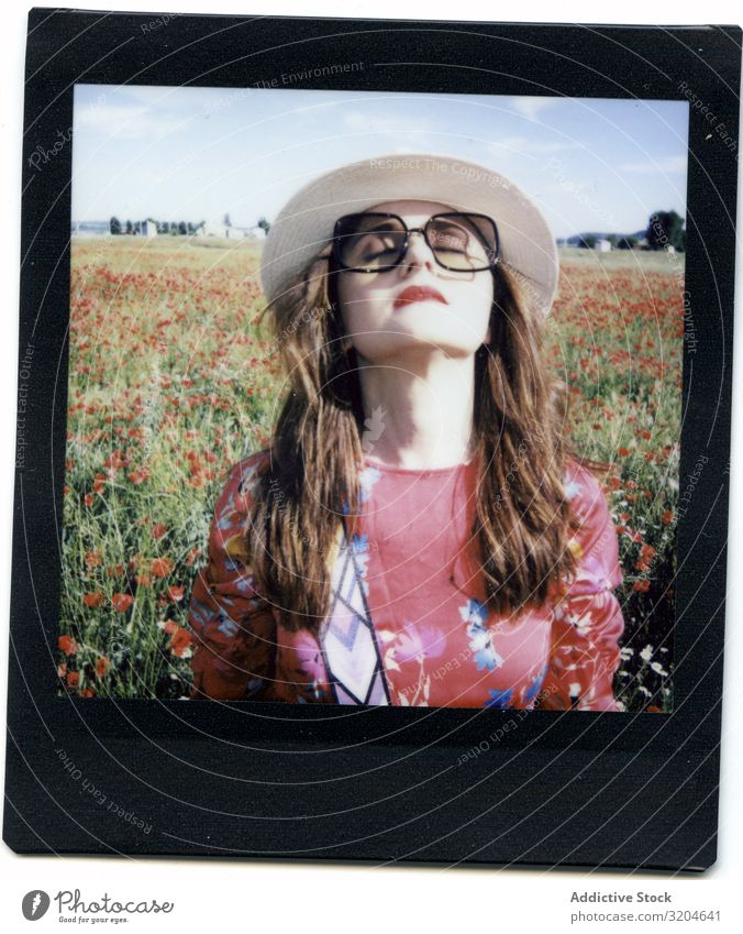 Sofortfoto einer Frau auf dem Feld sofort Mohnblumen Fotografie lachen Sommer Überstrahlung geschlossene Augen Lifestyle Freizeit & Hobby Stil Glück Freiheit