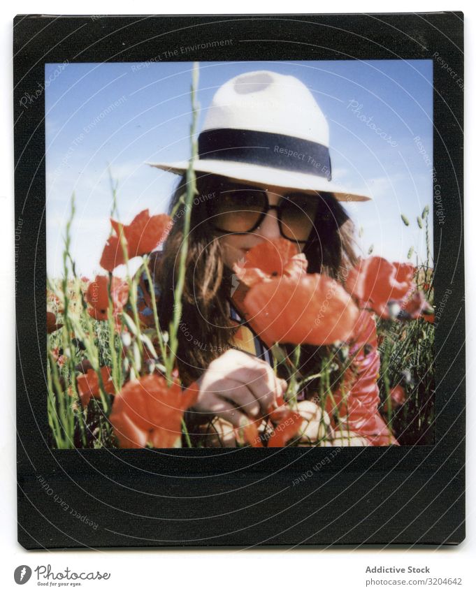 Sofortfoto einer Frau auf dem Feld sofort Mohnblumen Fotografie Sommer Überstrahlung geschlossene Augen Lifestyle Freizeit & Hobby Stil Glück Freiheit