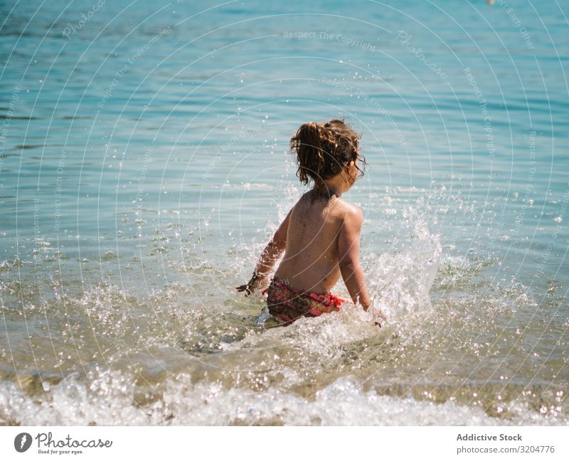 Fröhliches Mädchen hat Spaß im warmen Meer Spaß haben Wasser heiter Warnung Schwester Spielen Küste Schwimmen & Baden Fröhlichkeit spielerisch genießend Strand